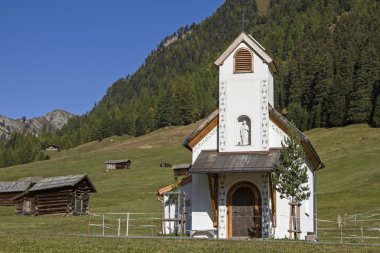 Şapel Tirol Tschey çayır üzerinde