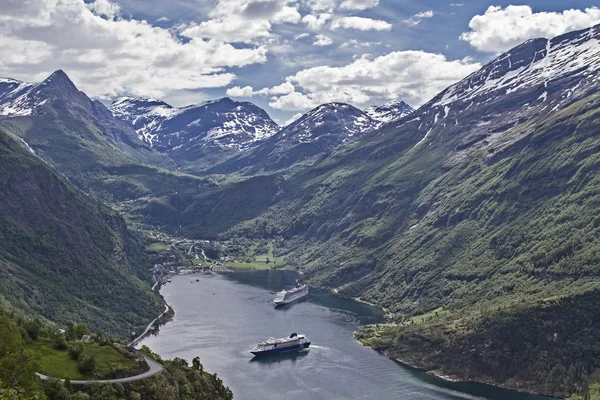 Geiranger con crucero — Foto de Stock