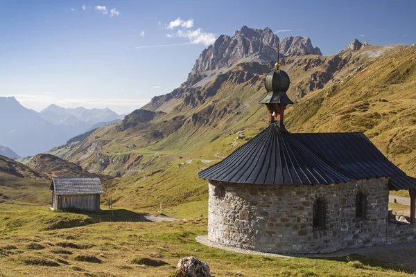 Mountain chapel at the Klausen Pass — Stock Photo, Image