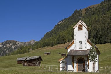 Şapel Tirol Tschey çayır üzerinde