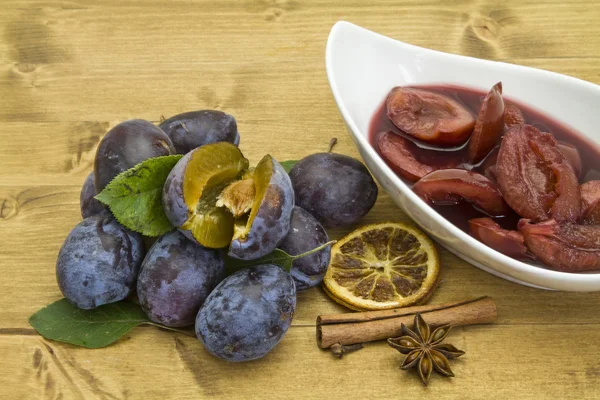 Prune dans le vin rouge — Photo