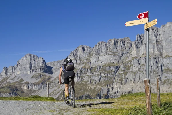 Mountainbiken en los Alpes Urner — Foto de Stock