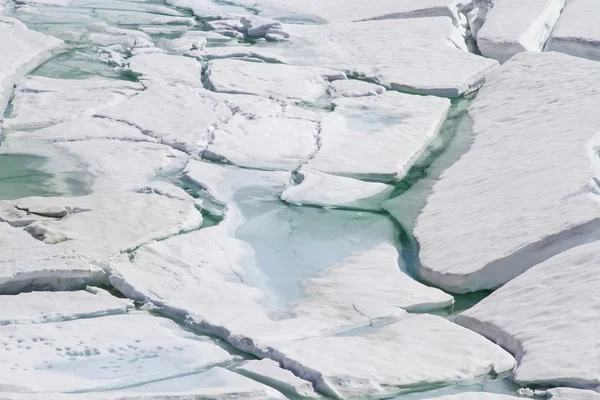 Falaise de glace sur le lac — Photo