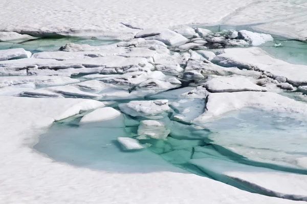 Falaise de glace sur le lac — Photo