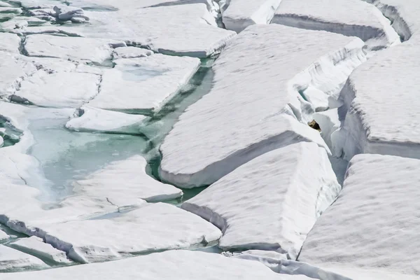 Falaise de glace sur le lac — Photo