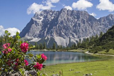 Göl Seeeben ve Zugspitze