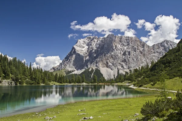 Jezioro Seeeben i góry Zugspitze — Zdjęcie stockowe