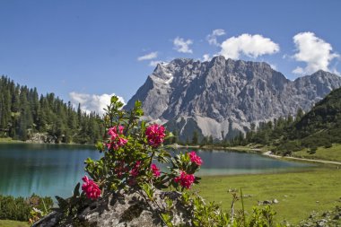 Göl Seeeben ve Zugspitze