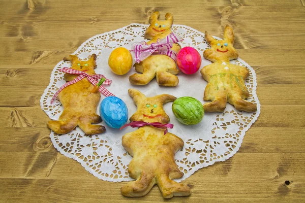 Coelhos engraçados feitos de massa de levedura — Fotografia de Stock