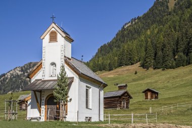 Şapel Tirol Tschey çayır üzerinde