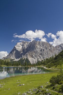 Göl Seeeben ve Zugspitze