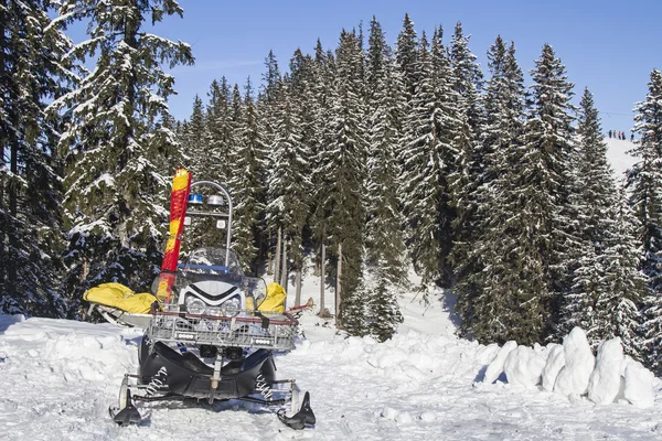 Veicolo mobile di soccorso in montagna — Foto Stock