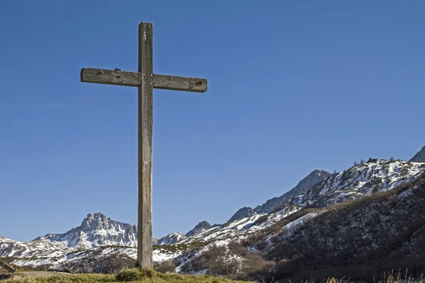 Summit cross i regionen gotthard — Stockfoto