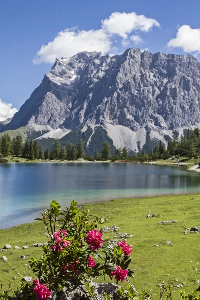 Lago Seeeben y Zugspitze — Foto de Stock