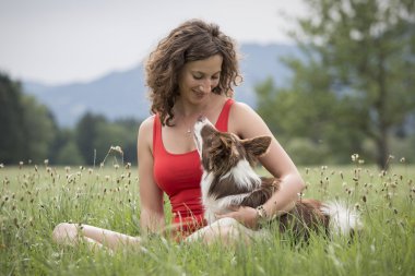 Köpek ve kadın bir çayırda