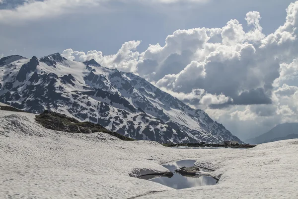 Fin de invierno en Sustenpass — Foto de Stock