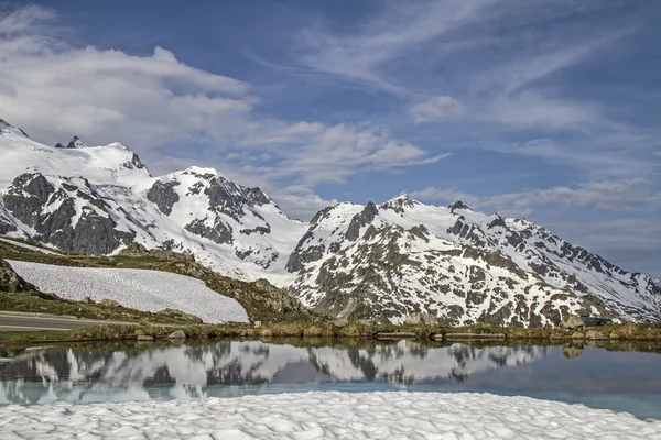 在 sustenpass 上的冬天结束 — 图库照片