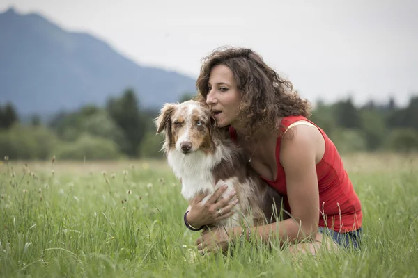 Australian Shepard and woman — Stock Photo, Image