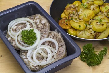 basın saisage ve patates kızartması