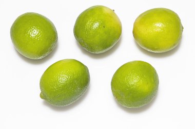 Beyaz arka planda limettes