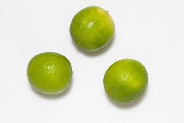 Beyaz arka planda limettes
