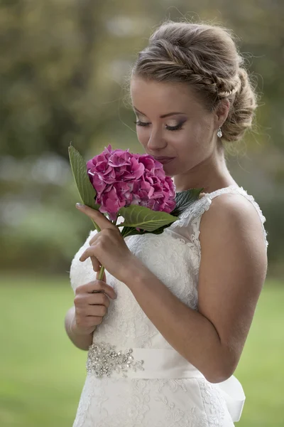 Brud med blommor i trädgården — Stockfoto