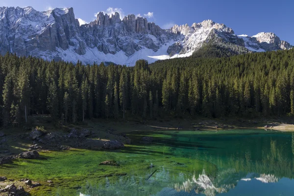 Lake Carezza with Latemar Mountains — Stock Photo, Image