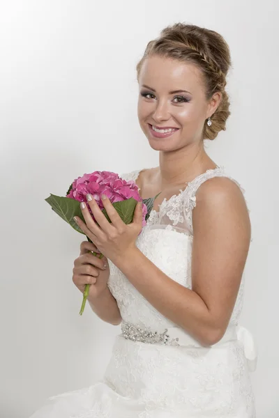 Junge hübsche Braut — Stockfoto