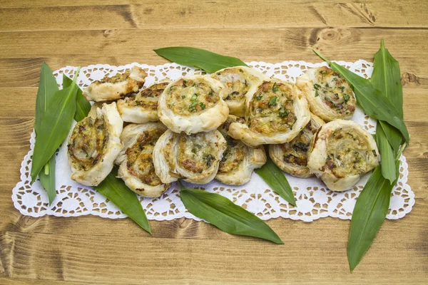 Puff pastry pinwheels with wild garlic — Stock Photo, Image