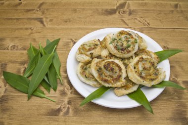 Puf böreği pinwheels yabani sarımsak ile
