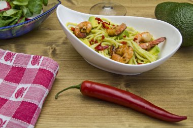 Spagetti ile avokado