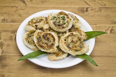 Puf böreği pinwheels yabani sarımsak ile