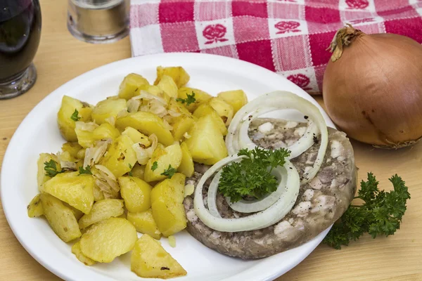 Прессовые сосиски и жареная картошка — стоковое фото