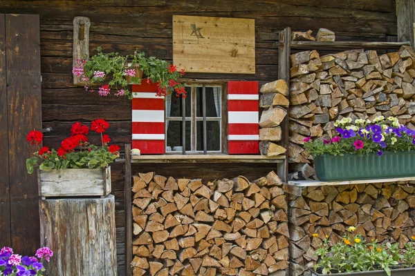 Kulübe ayrıntılı olarak Tyrol — Stok fotoğraf