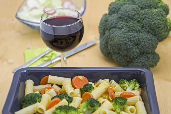 Tortiglione with broccoli in garlic cream — Stock Photo, Image