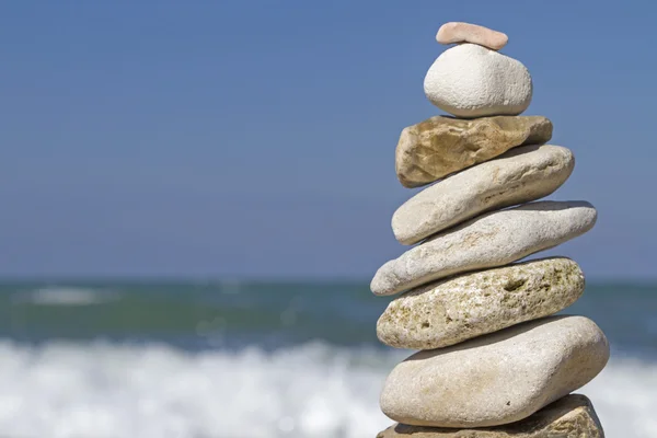 Torre de pedra no mar surf — Fotografia de Stock