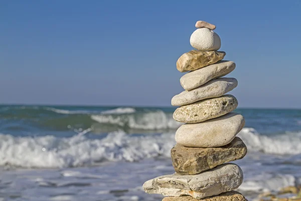 Torre de pedra no mar surf — Fotografia de Stock