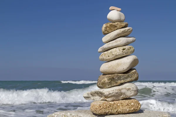 Torre de pedra no mar surf — Fotografia de Stock