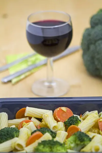 Tortiglione with broccoli in garlic cream — Stock Photo, Image