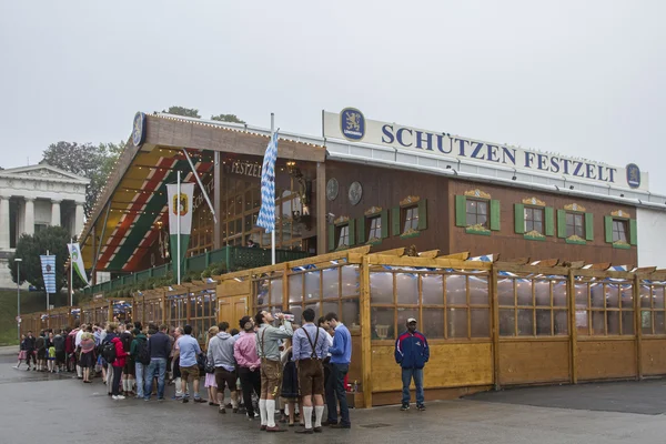 Wachtrij voor de bier-tent — Stockfoto