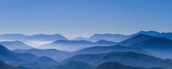 Μπλε βουνά στα Απέννινα της — Φωτογραφία Αρχείου