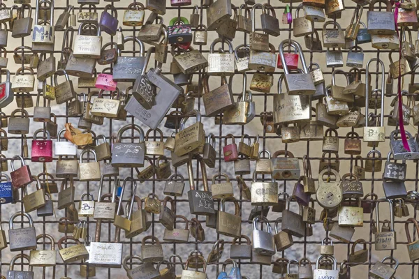 Onlosmakelijk met elkaar verbonden liefde symbolen — Stockfoto