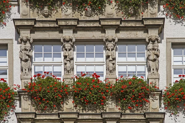 Townhouse detail with floral decoration — Stock Photo, Image