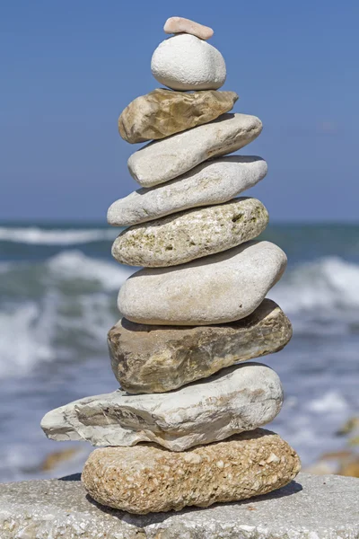 Torre de pedra no mar surf — Fotografia de Stock