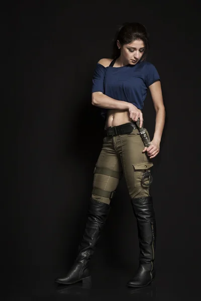 kadın silah karanlık bir arka plan ile