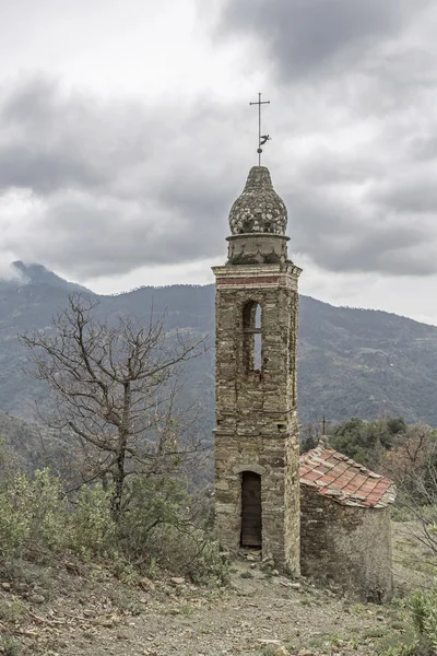 Berg kerk in de Apennijnen — Stockfoto