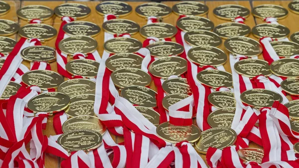 Много медалей - много трофеев ждут победителей — стоковое фото