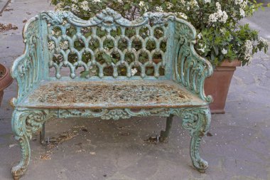 Park bankında metal retro konum
