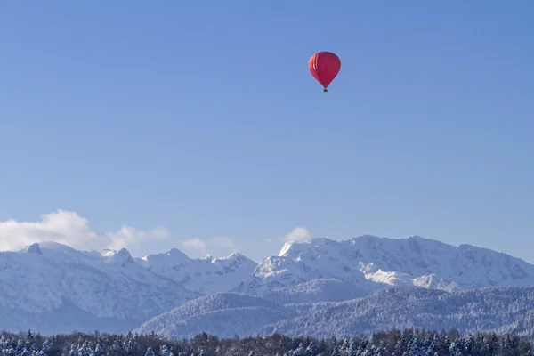 Vol en ballon au-dessus du pays Toelz — Photo