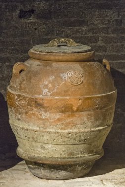 Toprak kavanoz zeytin yağı